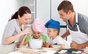 Los niños que ayudan a preparar las comidas, se alimentan mejor
